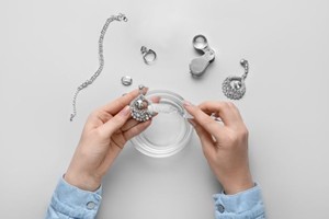 La limpieza regular es esencial para eliminar la acumulación de suciedad, aceite y polvo que pueden opacar el brillo de tus joyas.