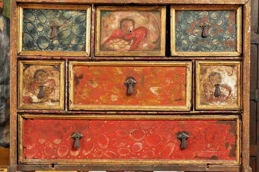 Aproximación a la cajonera, con diversidad de formas, tamaños y decoraciones en sus gavetas. José G. Vittori / Museo Histórico Provincial
