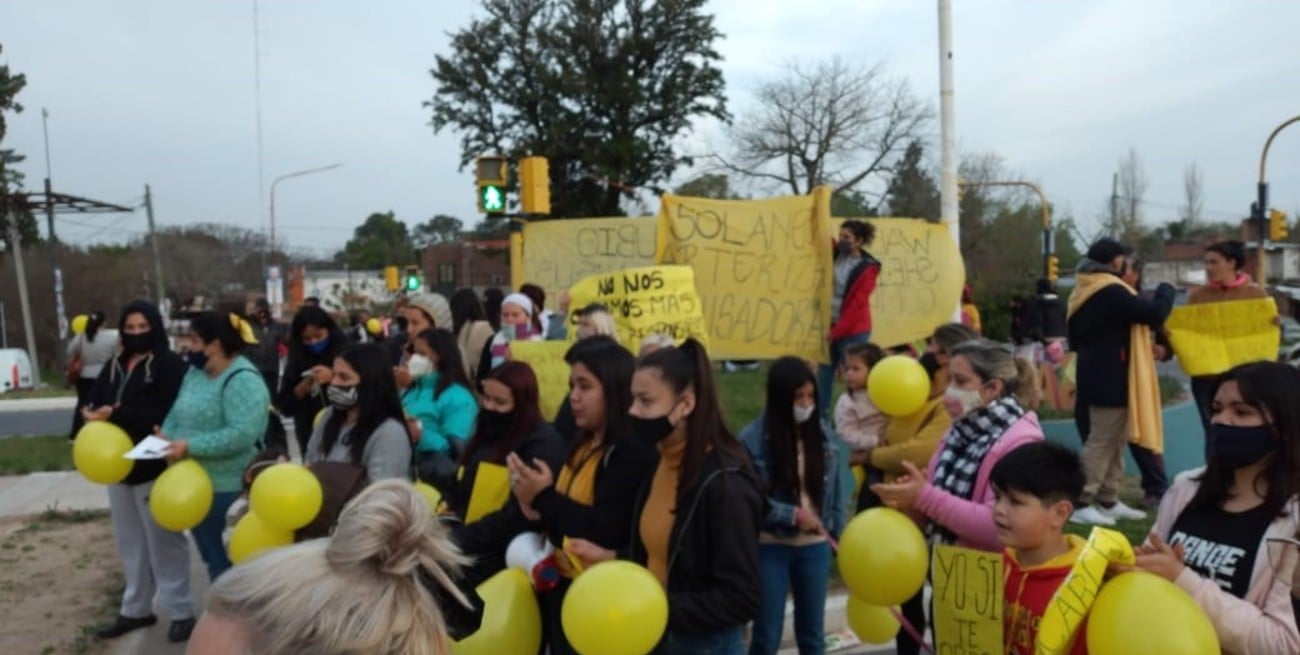 El grupo Pañuelos Amarillos Rincón acompañó a la primera denunciante. Crédito: El Litoral