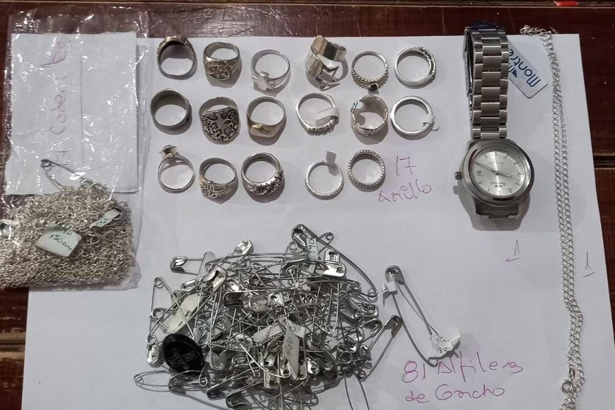 El denunciante llevaba bandejas y paños con joyería de plata 925, entre los que había 1500 anillos y 120 relojes. Crédito: Prensa AIC