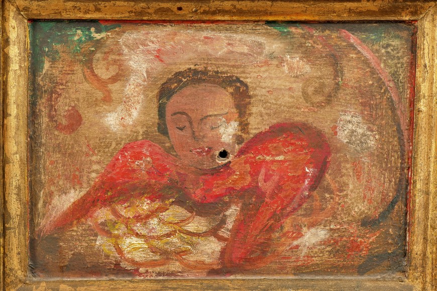 Encuadre del cajón central superior, con la imagen de un ángel con deterioros, nacido de un pincel caracterizadamente indígena. José G. Vittori / Museo Histórico Provincial