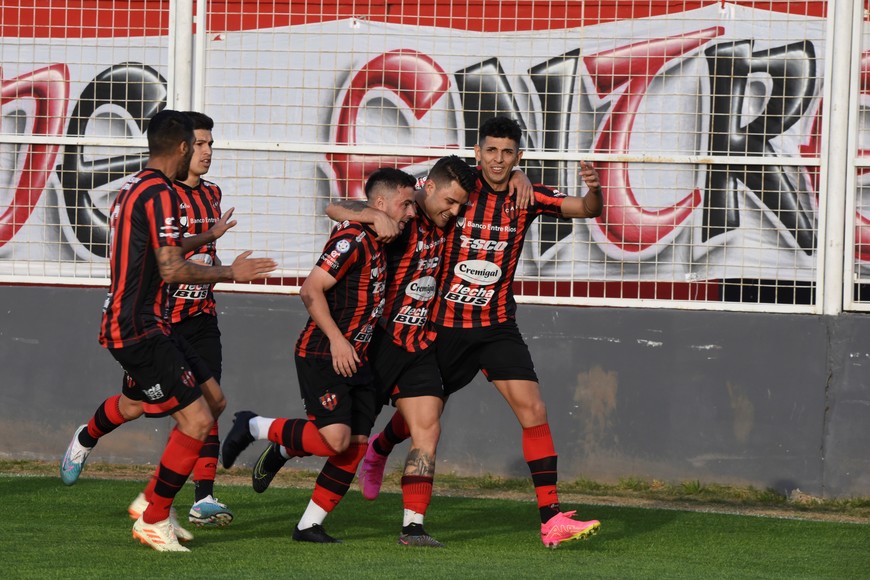 Russo, de penal, le dio los tres puntos vitales a Patronato. Crédito: Télam