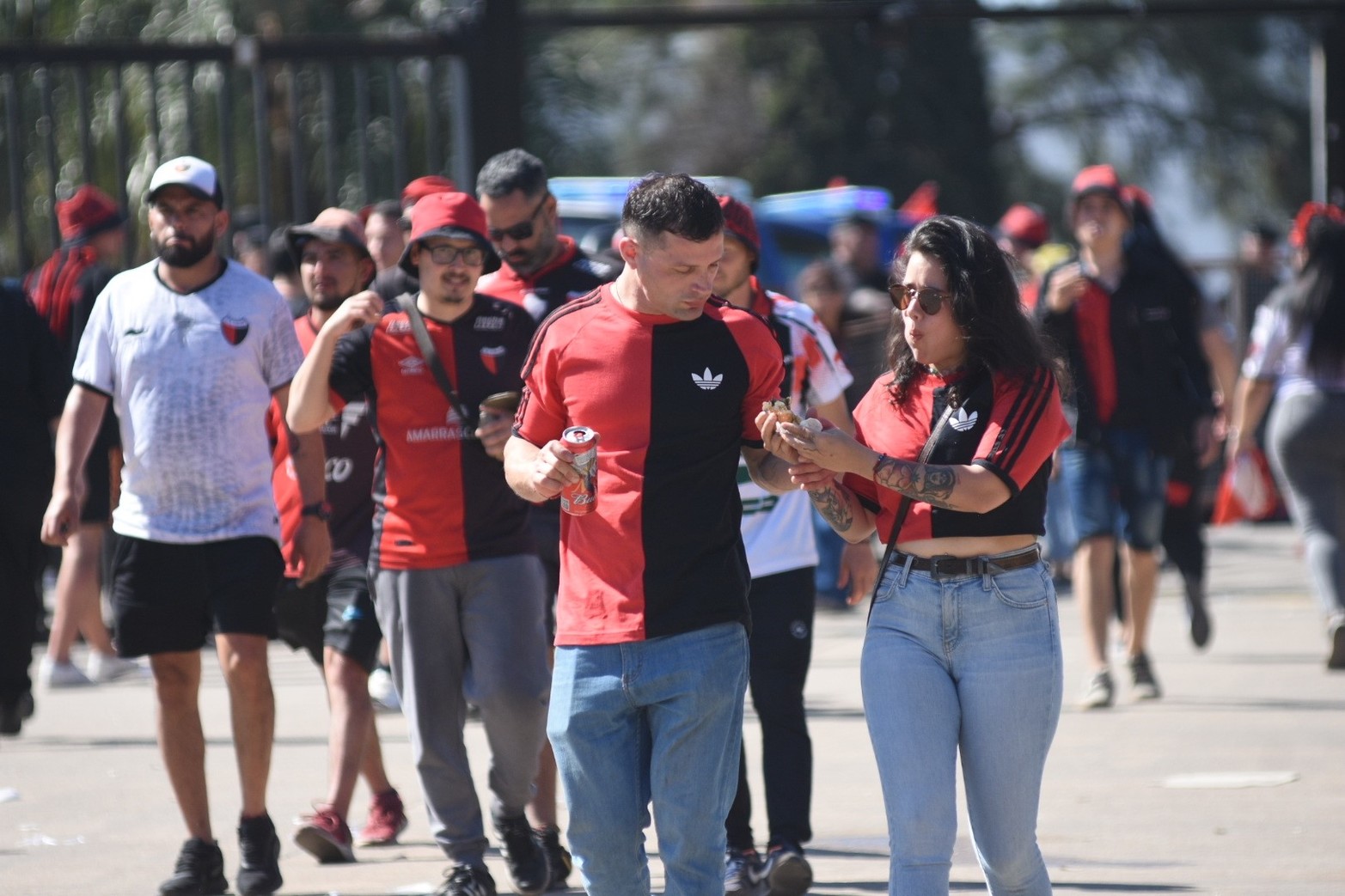 Sabaleros llegando al estadio rojinegro
