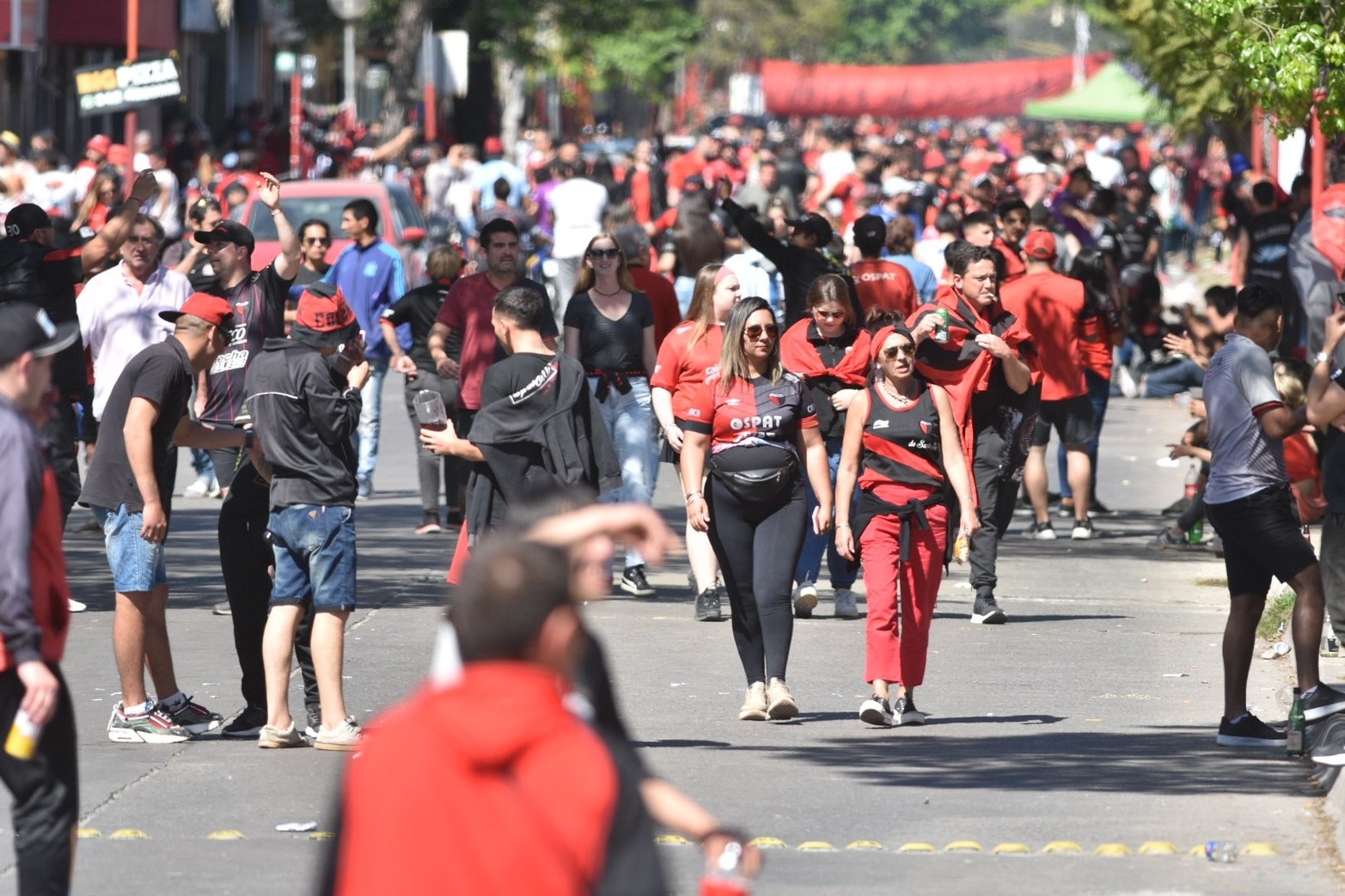 Sabaleros llegando al estadio rojinegro