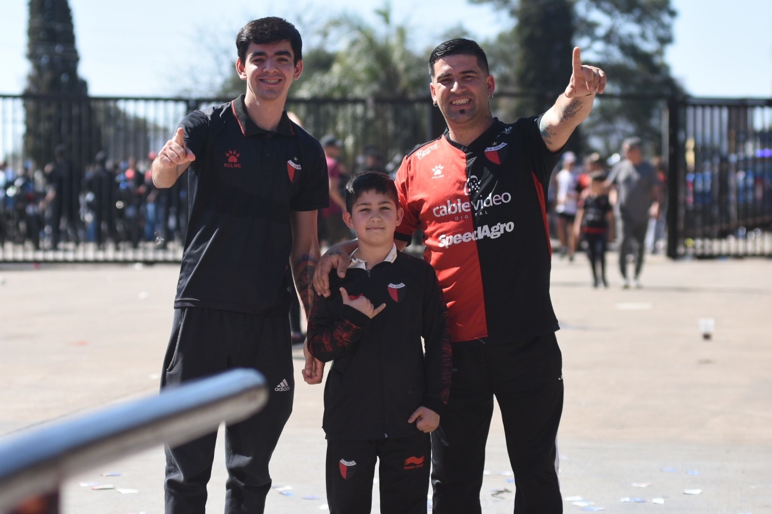 Sabaleros llegando al estadio rojinegro