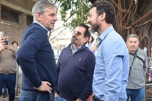 Jatón y Sukerman, diálogo políticos antes de abordar el tren a Laguna Paiva. Crédito: Manuel Fabatia