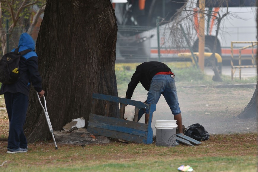 Preocupa la situación del ex predio Ferial. Los vecinos siguen preocupados por las personas en situación de calle que pasan la noche en la zona y que realizan fogatas junto a los árboles del lugar.