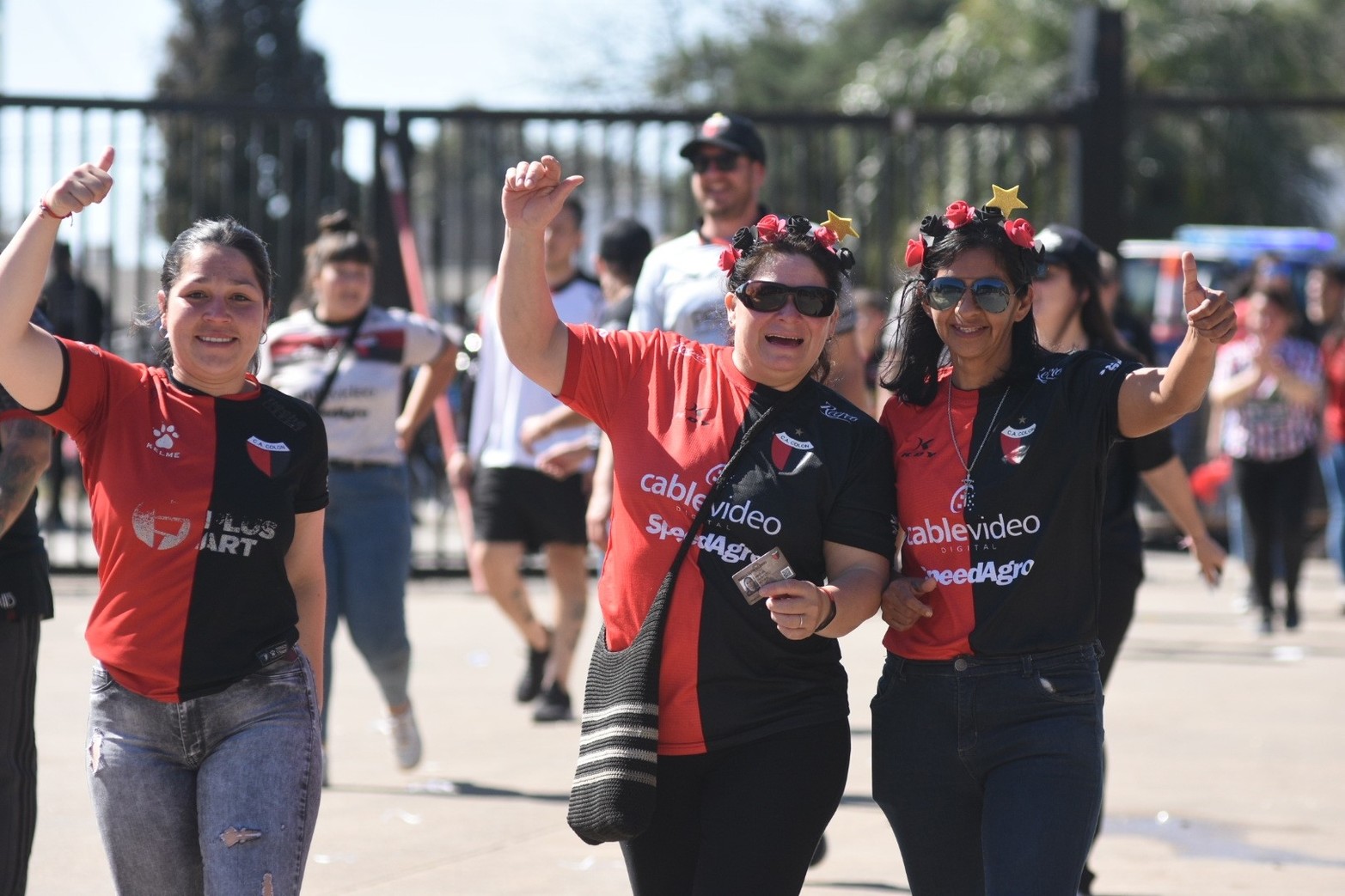 Sabaleros llegando al estadio rojinegro