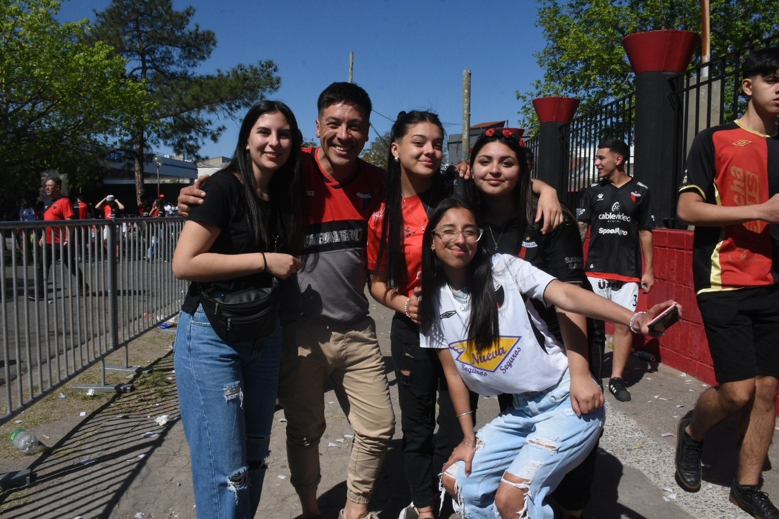 Sabaleros llegando al estadio rojinegro
