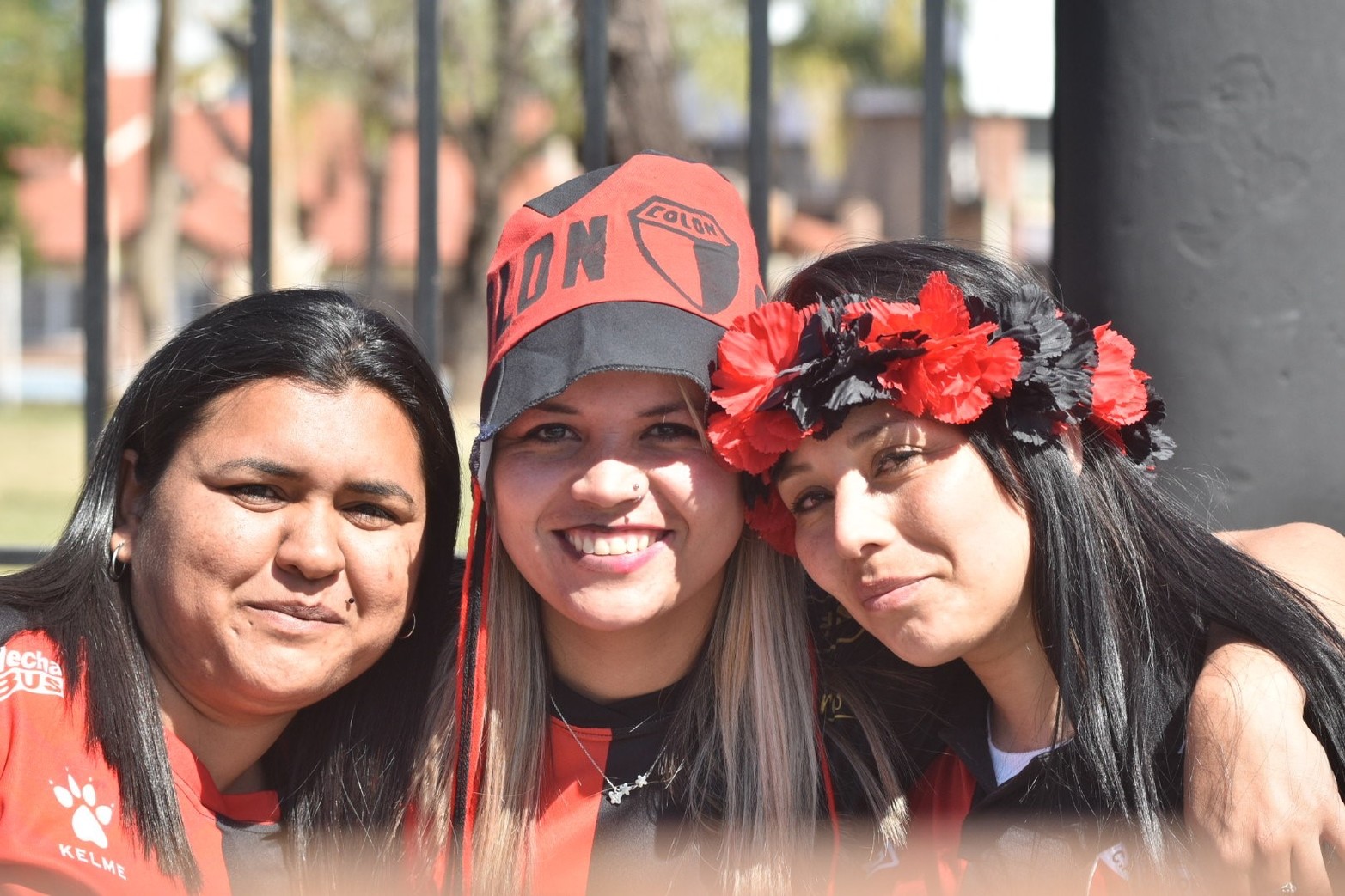 Sabaleros llegando al estadio rojinegro