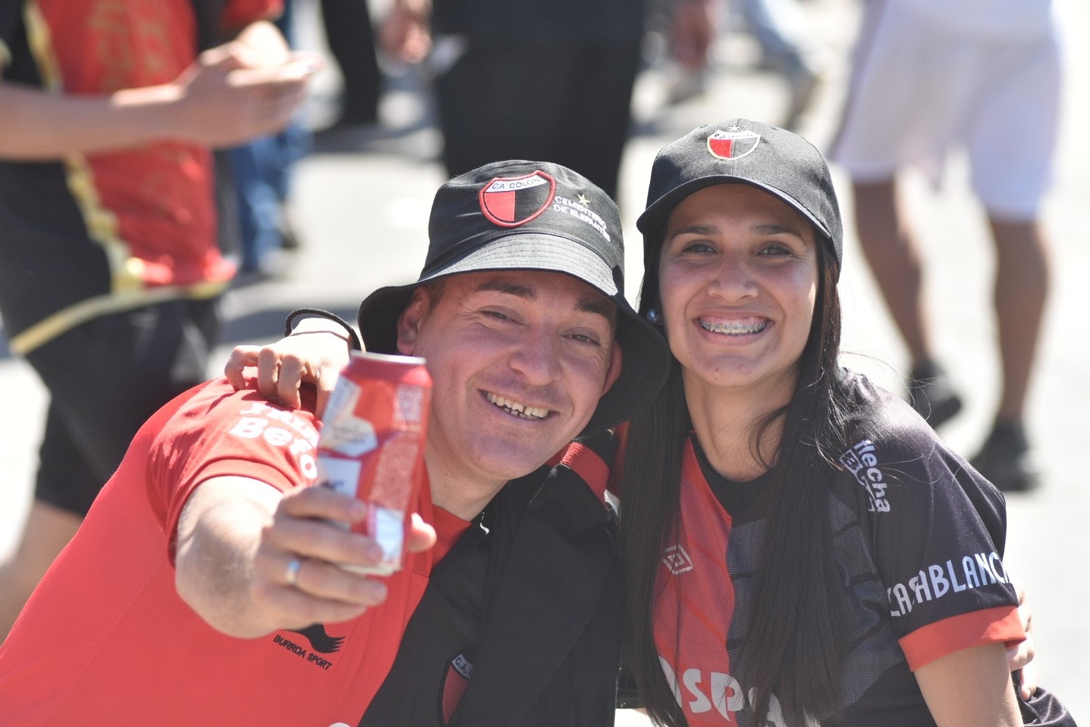 Sabaleros llegando al estadio rojinegro