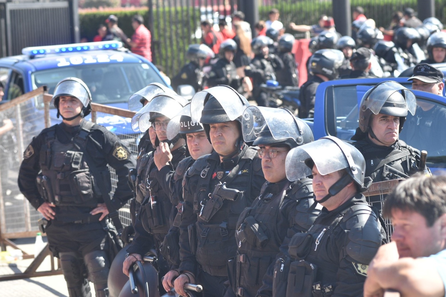 Sabaleros llegando al estadio rojinegro