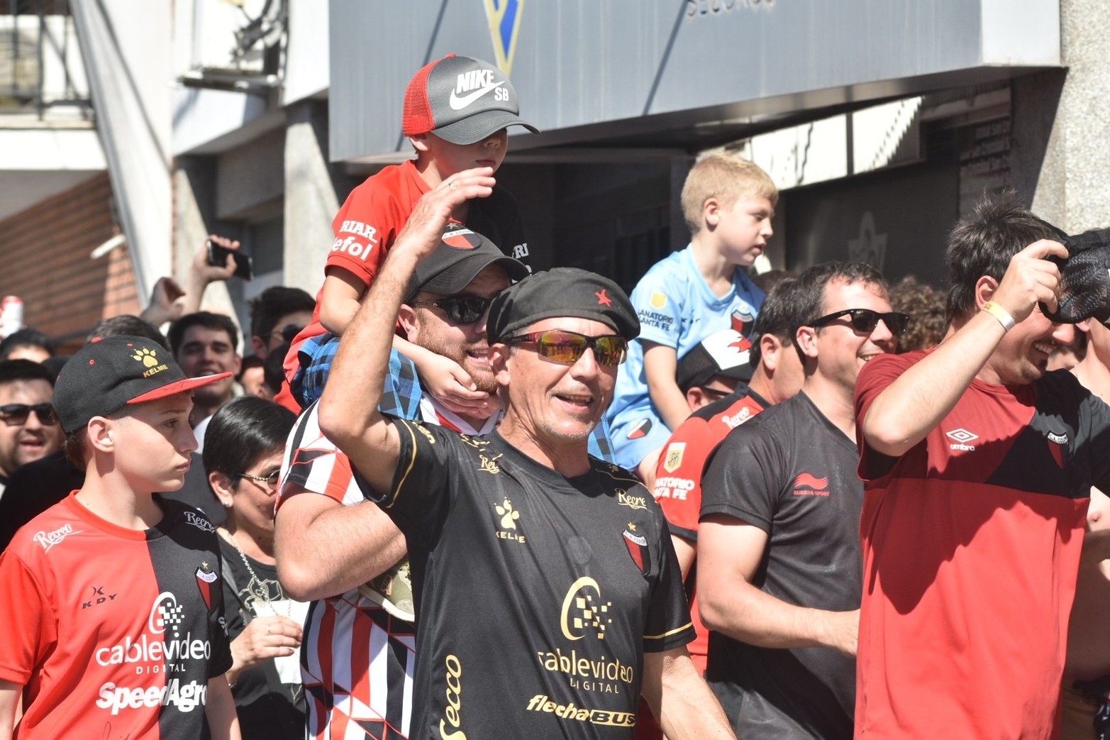 Sabaleros llegando al estadio rojinegro