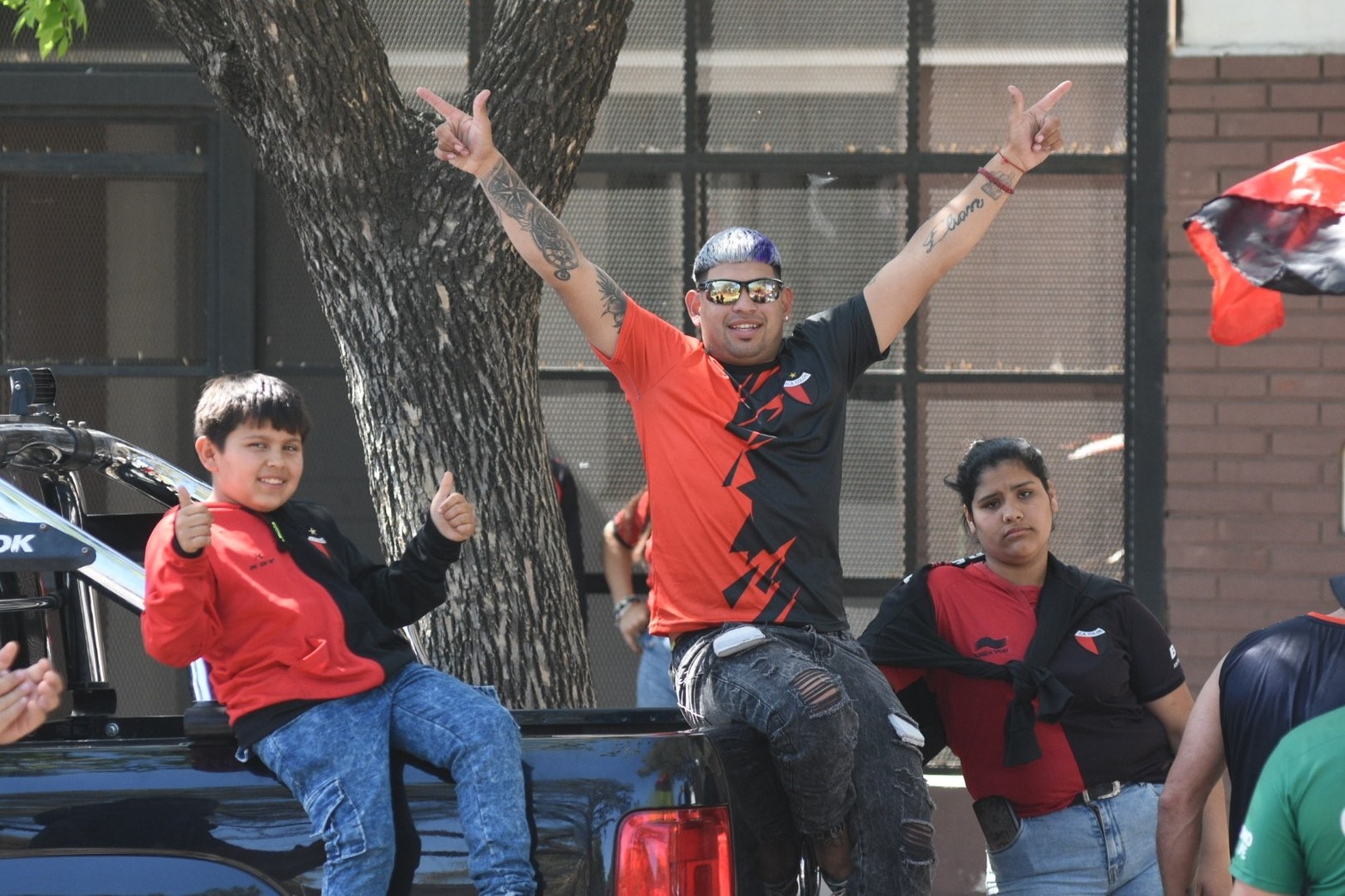 Sabaleros llegando al estadio rojinegro