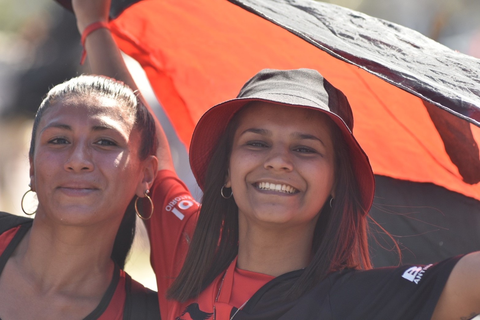 Sabaleros llegando al estadio rojinegro