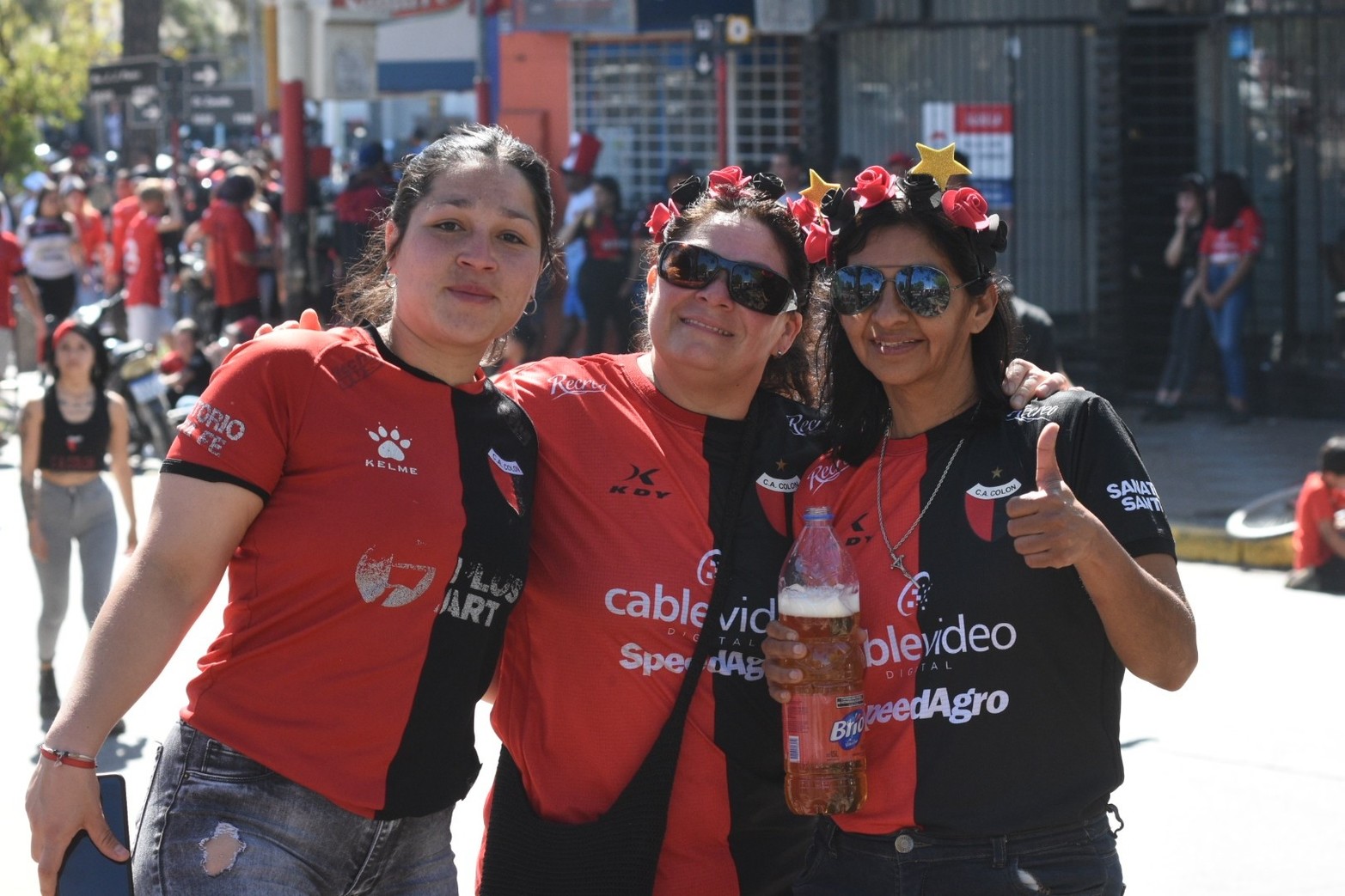 Sabaleros llegando al estadio rojinegro