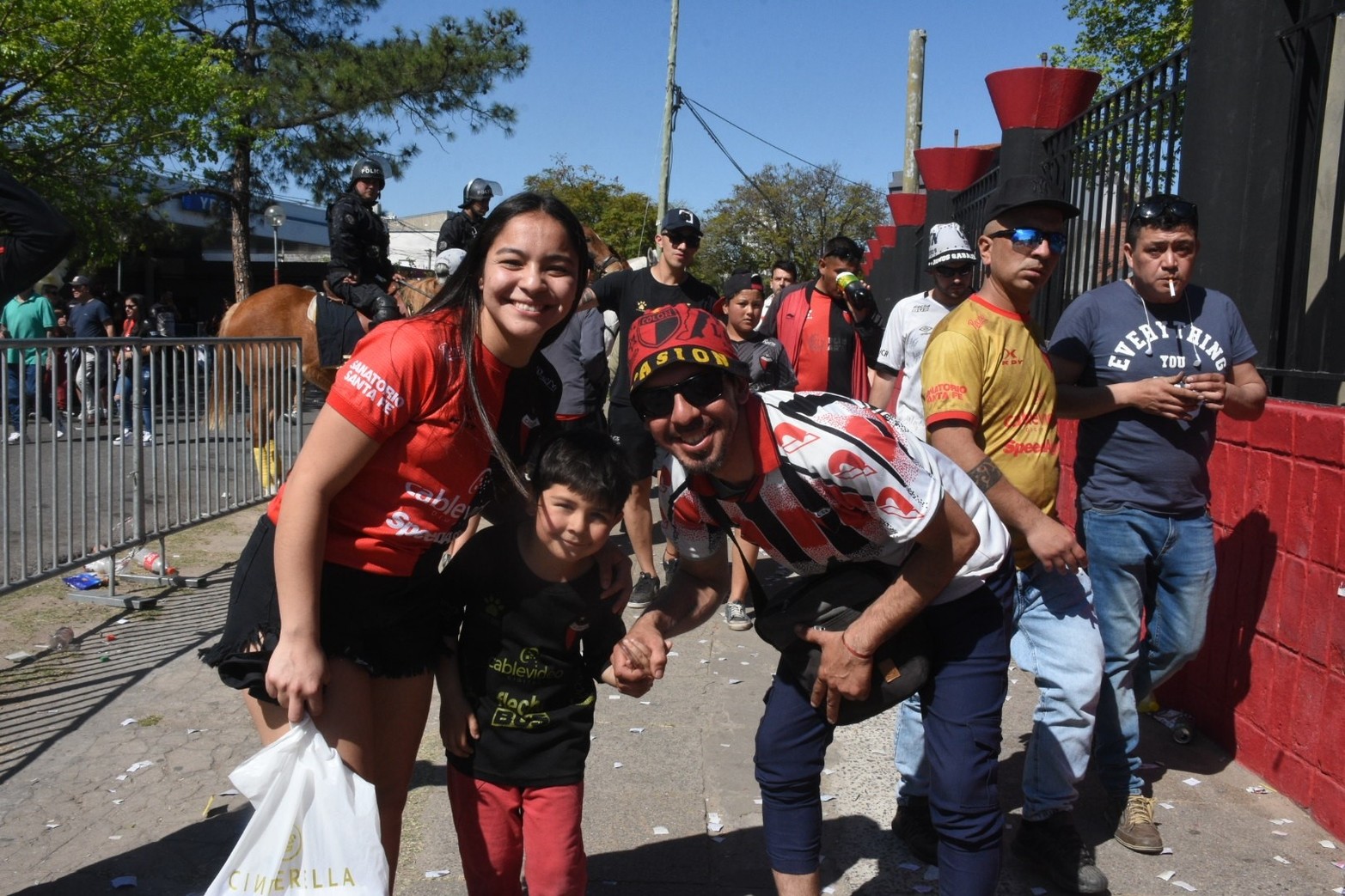 Sabaleros llegando al estadio rojinegro