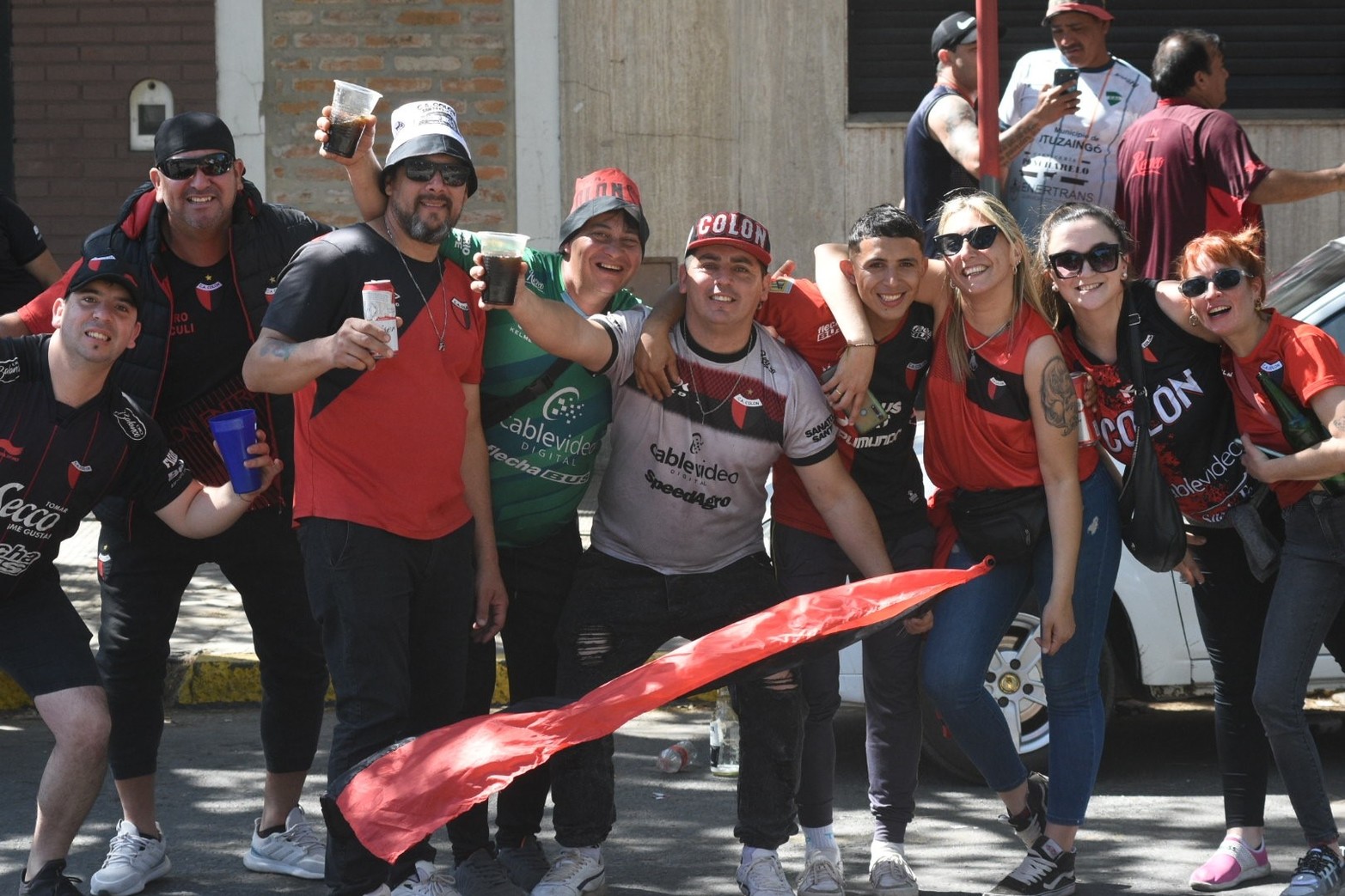 Sabaleros llegando al estadio rojinegro