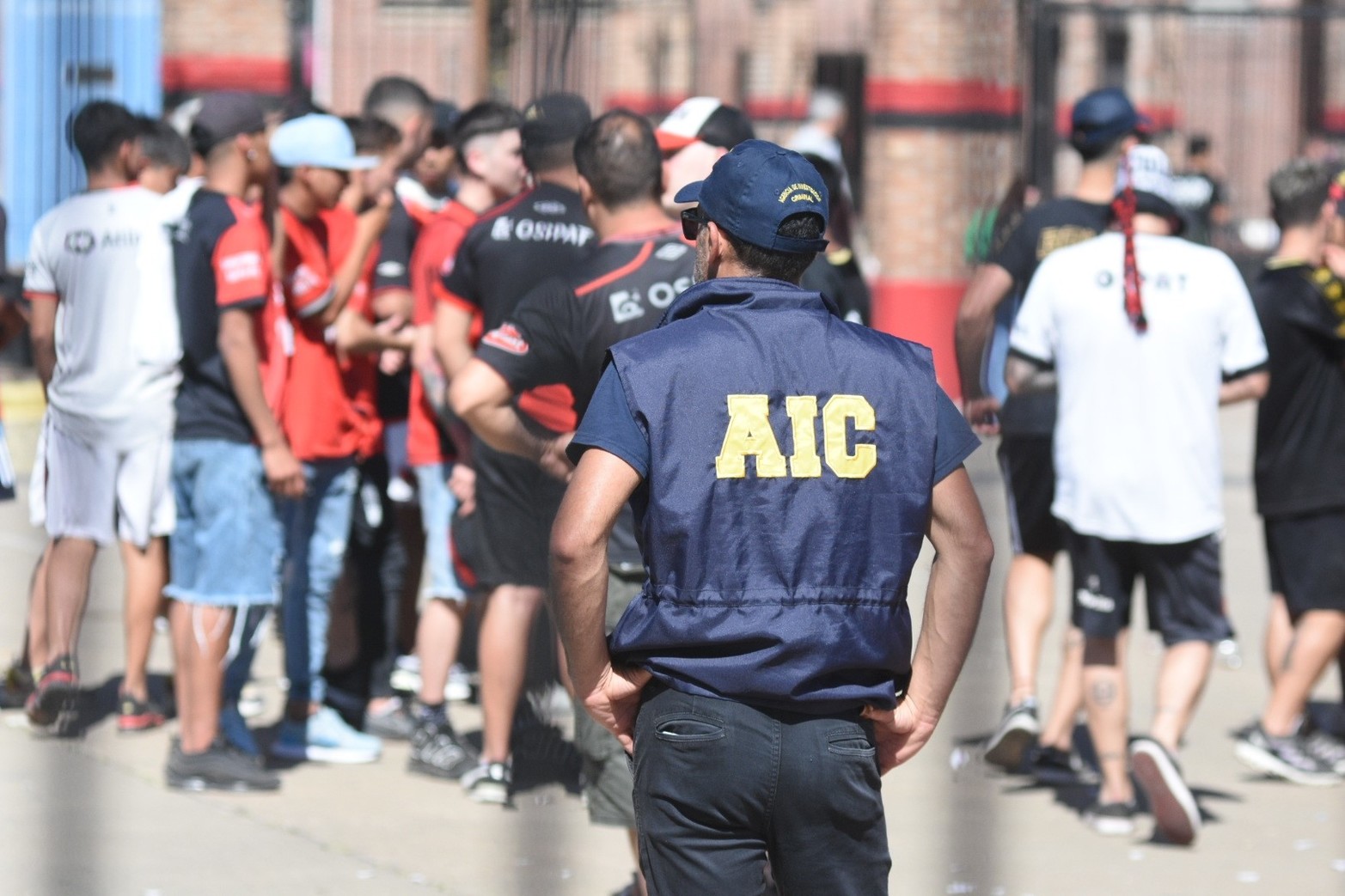 Sabaleros llegando al estadio rojinegro