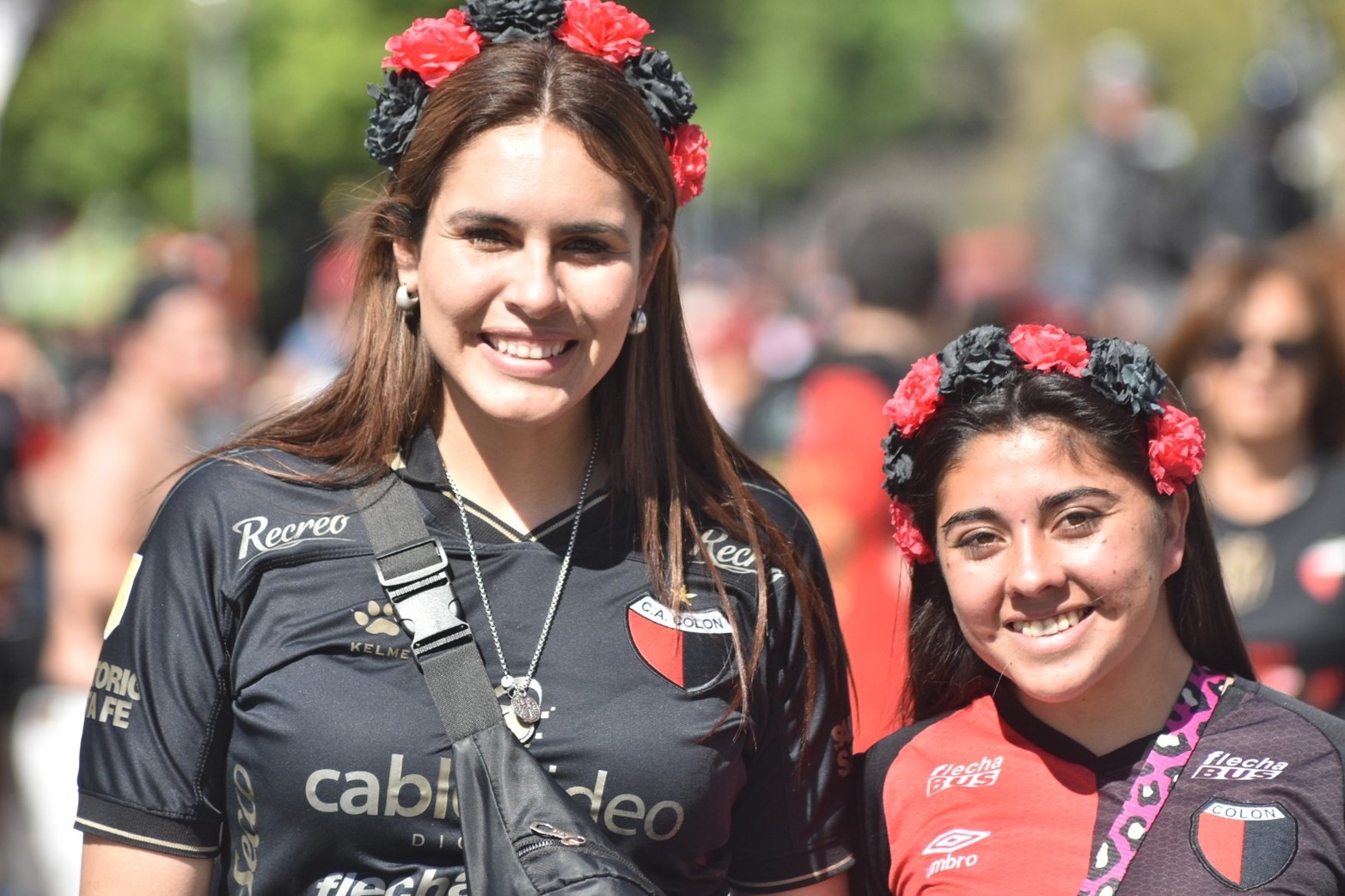 Sabaleros llegando al estadio rojinegro