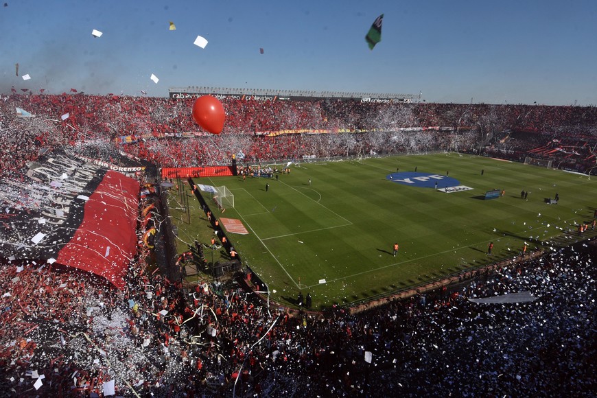 Las increíbles fotos:  los hinchas los protagonistas del clásico