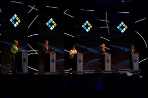 Los cinco candidatos sobre el escenario este domingo en Santiago del Estero. Crédito: Emilio Rapetti / Télam