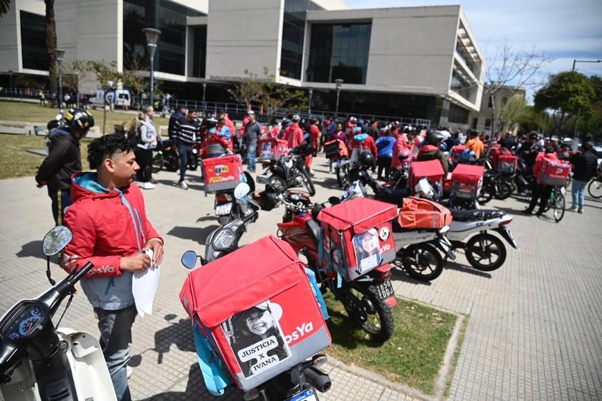 Casi un centenar de cadetes, muchos de ellos portando carteles con la imagen de Ivana y la palabra ‘justicia’, pidieron a las autoridades el pronto esclarecimiento del homicidio. Crédito: Marcelo Manera