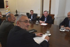 Mesa política: Enrico, Michlig y Puccini, con Pusineri, Corach y Calvo. Crédito: Luis Cetraro