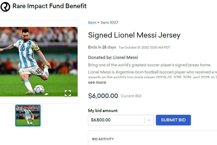 El capitán de la selección argentina le donó una camiseta firmada que será subastada en octubre.