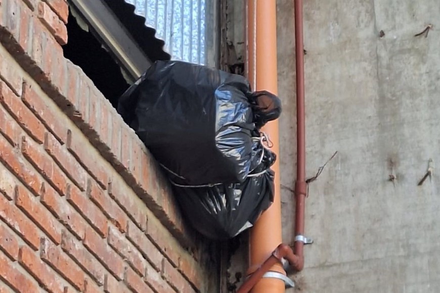 La bolsa que fue hallada colgada en un muro de la tribuna sur. Crédito: El Litoral.