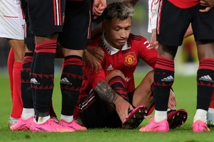 Lisandro Martínez pasará nuevamente por el quirófano.