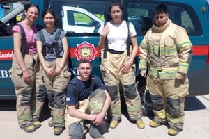Los cinco nuevos bomberos oriundos de Coronda. Créditos: Asociación Bomberos Voluntarios Coronda.