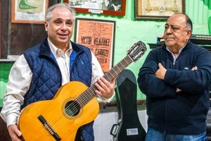 Rondán Grasso entregó su primera guitarra al Museo de la Música, en Bovril, primer y única institución de este tipo en Entre Ríos y Argentina y segundo en Sudamérica.