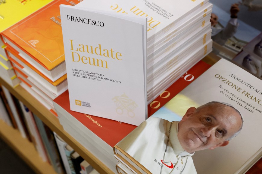 El documento difundido este miércoles por el Vaticano tiene 7.000 palabras y se titula Laudate Deum (Alabado sea Dios). Es una continuación de la encíclica de 2015 sobre el medio ambiente "Laudato Si". Crédito: REUTERS.