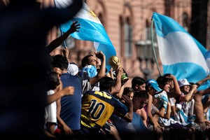 (221220) -- BUENOS AIRES, 20 diciembre, 2022 (Xinhua) -- Aficionados argentinos esperan en la Plaza de Mayo a los jugadores de Argentina para los festejos por la obtención del título de la Copa Mundial de la FIFA 2022, en Buenos Aires, Argentina, el 20 de diciembre de 2022. Una multitud se lanzó el martes a las calles de la ciudad argentina de Buenos Aires y sus adyacencias para recibir al seleccionado argentino de fútbol, flamante campeón del Mundial de Qatar 2022. (Xinhua/Martín Zabala) (mz) (ah) (jg) (ra) (vf)