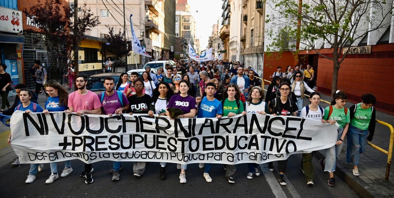 Universitarios marcharon en Rosario contra los anuncios de Milei