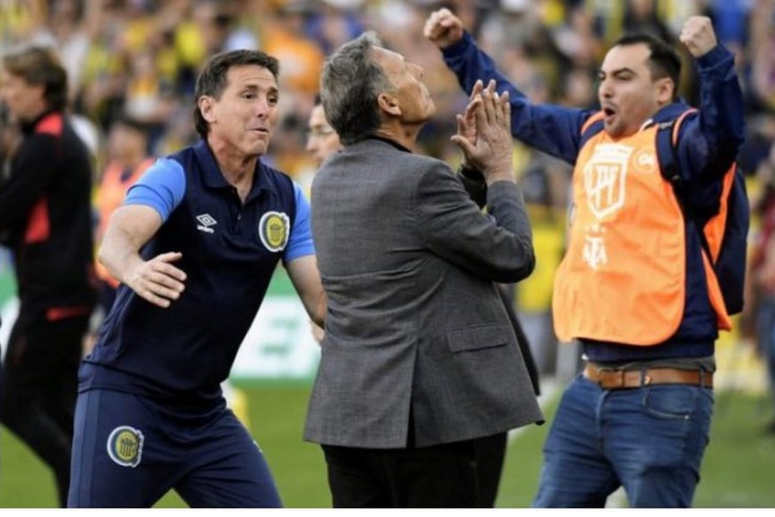 La imagen de Miguel Ángel Russo en el momento del pitazo final en el clásico rosarino. Fue el recuerdo para un amigo que ya no está y que es de Rosario.