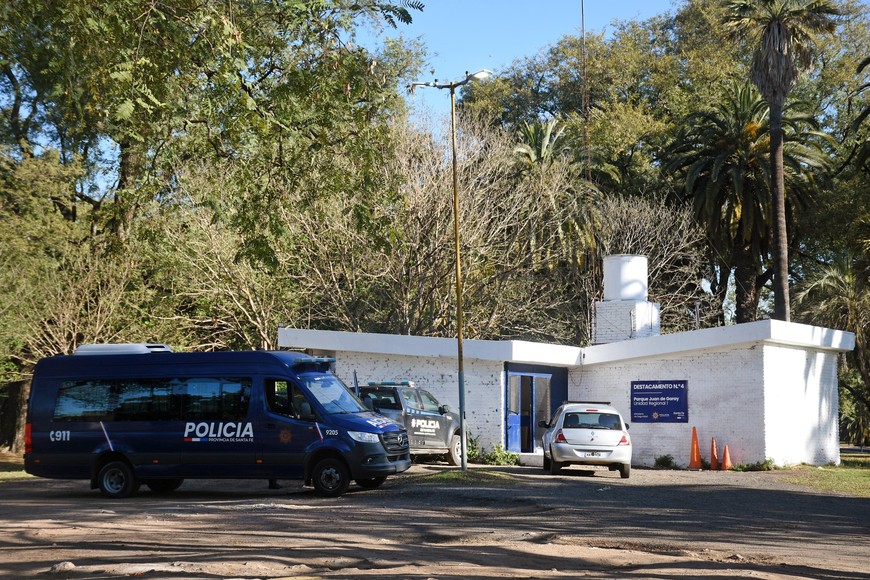 La posta policial está activa las 24 horas del día. Trabajan cuatro efectivos en turnos rotativos.