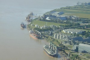 Imagen aérea de Puerto San Martín, sobre la hidrovía, uno de los puntos principales de embarque en el comercio con China.