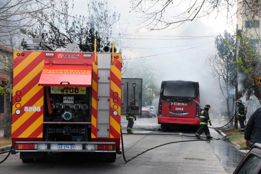 Ardua labor de los bomberos en barrio El Pozo. Foto: Guillermo Di Salvatore