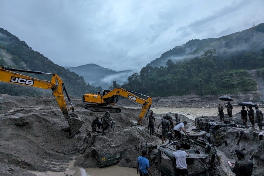 Members of Indian Army try to recover trucks buried at the area affected by flood in Sikkim in this undated image released by the Indian Army on October 5, 2023. India Army/Handout via REUTERS THIS IMAGE HAS BEEN SUPPLIED BY A THIRD PARTY. NO RESALES. NO ARCHIVES.