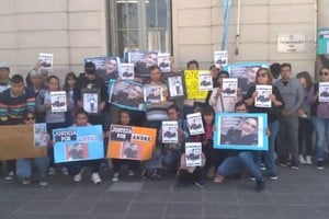 Familiares del policía reclamaron justicia.