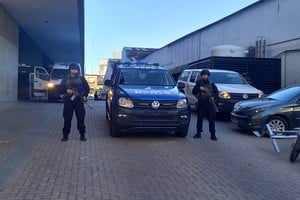 Personal policial custodiando la llegada de Leiva al Cemafe. Crédito: Unidad Regional I.