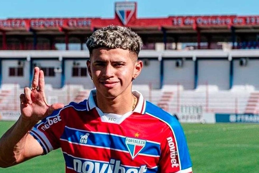 "Tres...", avisa Machuca. La foto de Imanol en su llegada a Fortaleza de Brasil, club con el cual jugará la final de la Copa Conmebol Sudamericana 2023 contra Liga de Quito. Por ahora, el Tate no cobró un solo dólar. En principio, Unión "se cubrió ante cualquier dificultad" en el contrato original.