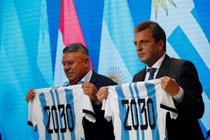 El ministro de Economía, Sergio Massa, y el presidente de la Asociación del Fútbol Argentino (AFA), Claudio Tapia, presentaron oficialmente a la Argentina como sede del Mundial Centenario 2030. Crédito: Reuters/Agustin Marcarian