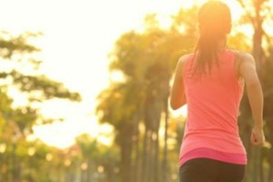 Ejercitar por la mañana no solo tiene ventajas físicas, sino que también impacta positivamente en tu salud mental y emocional.