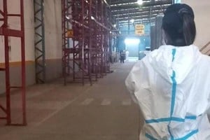 Personal de Criminalista y Forense trabajo en la escena del hecho