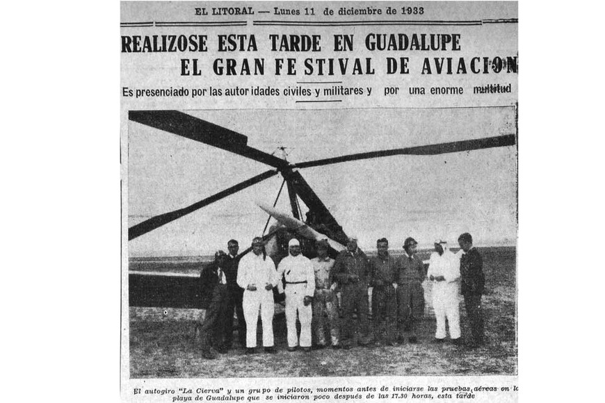 El autogiro y los pilotos en la playa de Guadalupe. La foto y la crónica de El Litoral.