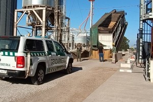 Los funcionarios dieron intervención al personal de AFIP Santa Fe, que dispuso la incautación de la totalidad de la mercadería transportada. Crédito: El Litoral.