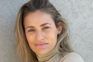 La escritora aborda en su último libro, "Barullo" la complejidad de emociones como la ansiedad y la soledad en un mundo vertiginoso y conectado.